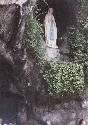 Statue de l'Immaculée Conception dans le rocher de Massabielle